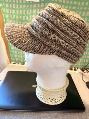 Textured Knit Visor Cap in Brown and Cream